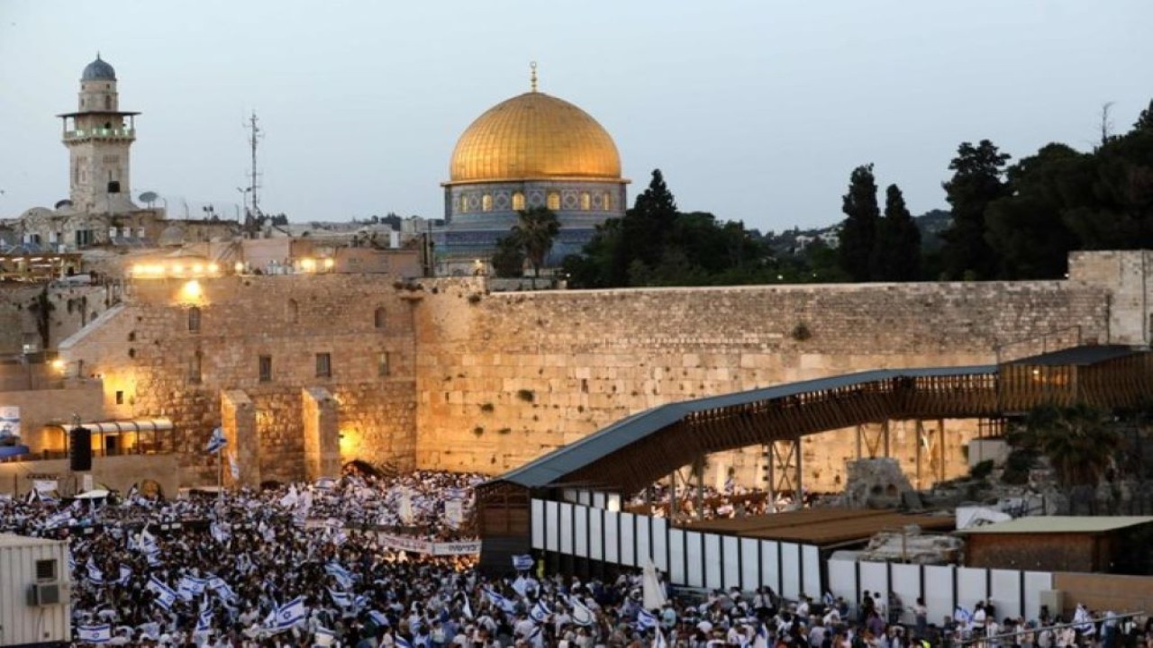 Demonstran berkumpul dengan bendera Israel di Tembok Barat di Kota Tua Yerusalem pada 29 Mei 2022, selama 'barisan bendera' Israel untuk menandai 'Hari Yerusalem'. (AFP)