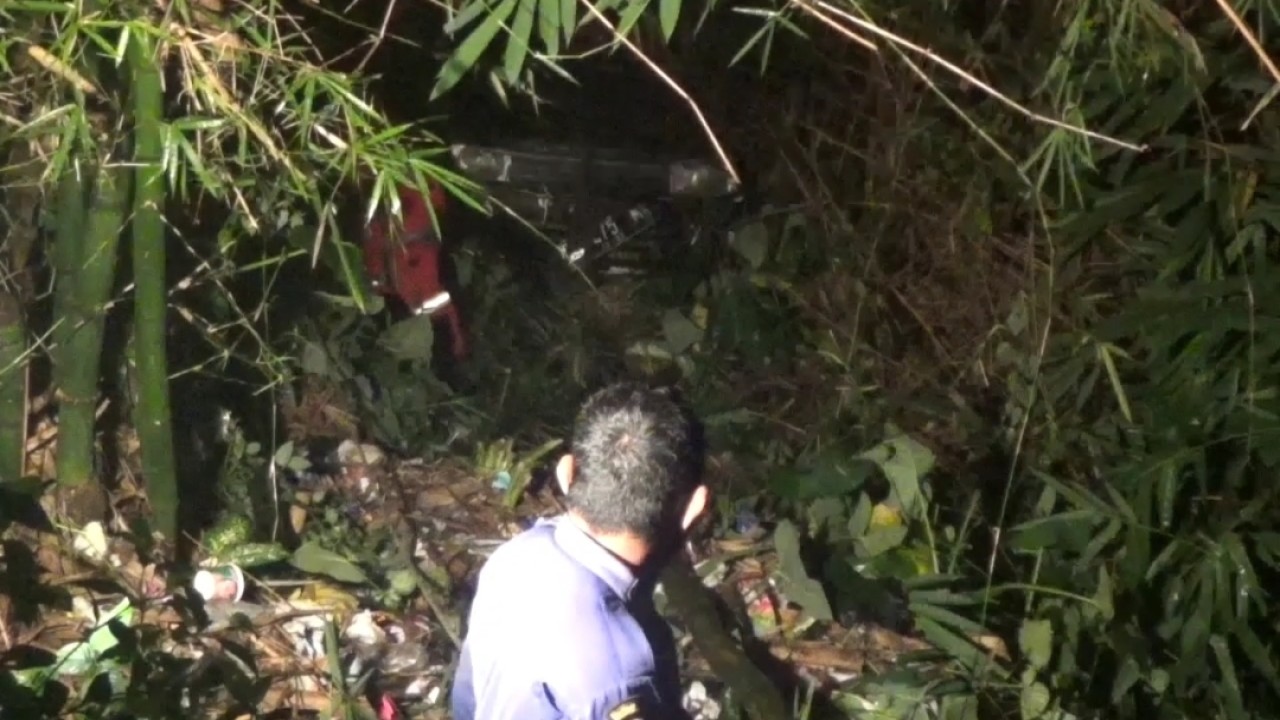 Petugas Damkar sedang berupaya melakukan evakuasi pada minibus yang jatuh kejurang di Kutawaringin Kabupaten Bandung, Rabu, (25/5/22). Foto: Saifal Ode