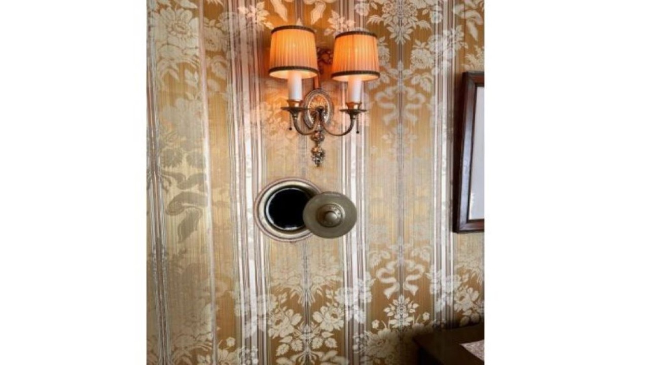 Museum Ruthmere di Elkhart, Indiana, AS, mengumumkan para pekerja akhirnya dapat membuka brankas dinding misterius setelah lebih dari 50 tahun, dan menemukan selembar kertas. (Ruthmere Museum/Facebook/UPI)