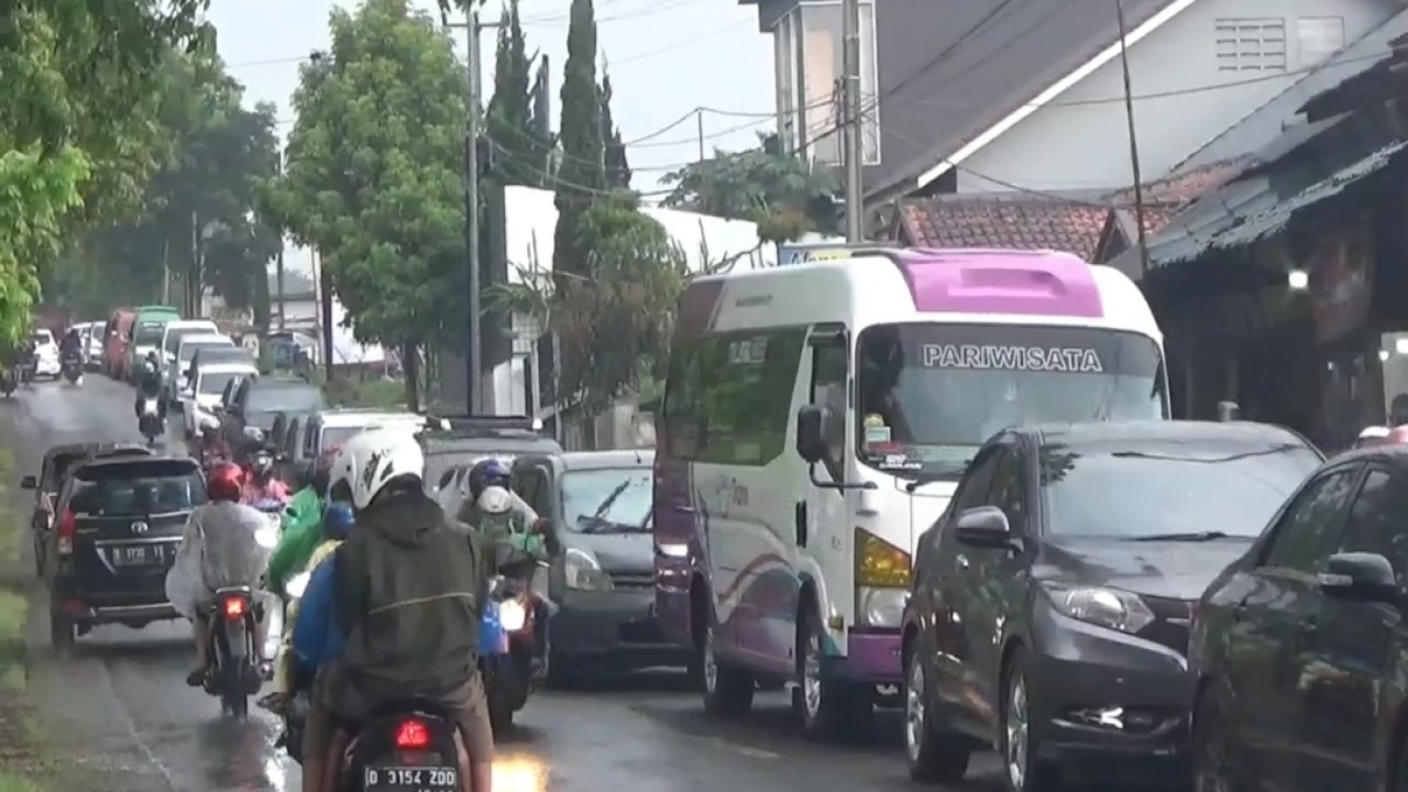 Jalur wisata Ciwidey dipadati wisatawan. Foto: Saifal Ode