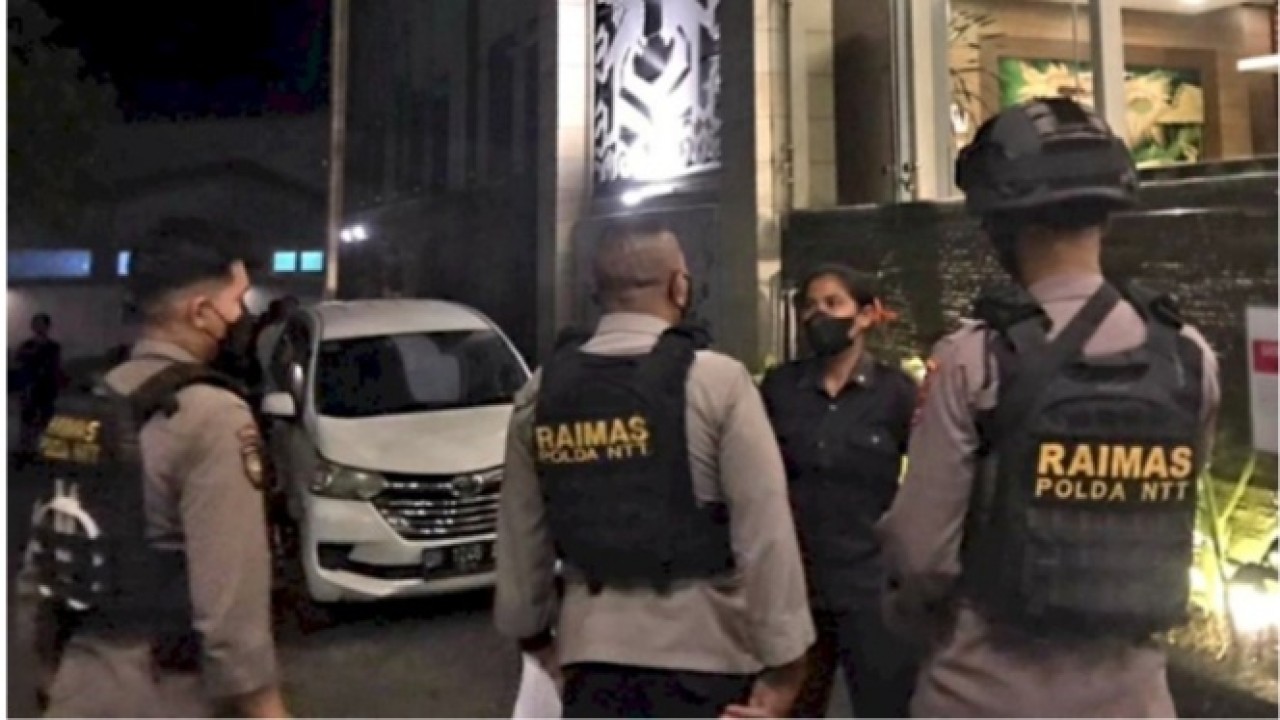 Personil Ditsamapta Polda NTT saat menggelar Patroli di salah satu hotel yang ada di Kota Kupang. Foto (Istimewa)