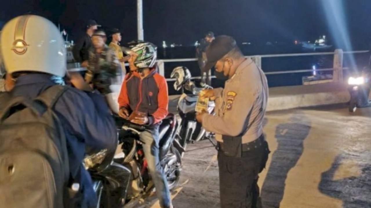 Personil Kepolisian dari Polres Mabar saat melaksanakan patroli pengamanan di Pelabuhan ASDP Labuan Bajo. (Foto: Ist)