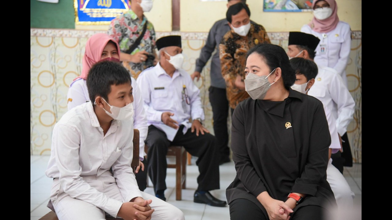 Ketua DPR RI Puan Maharani saat meninjau vaksinasi anak.