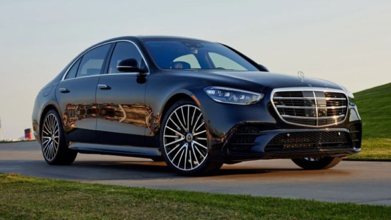 Mercedes-Benz S580 4Matic menjadi salah satu kendaraan yang terdampak recall akibat adanya kesalahan pada perangkat lunak. (Omaze)