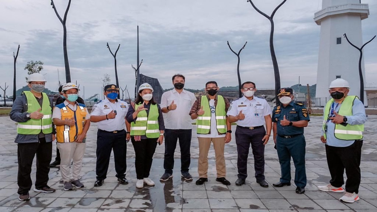 Menteri Pariwisata dan Ekonomi Kreatif, Sandiaga Salahuddin Uno berpose bersama direktur BPOLBF, Shana Fatina di Labuan Bajo, NTT. Foto (Istimewa)