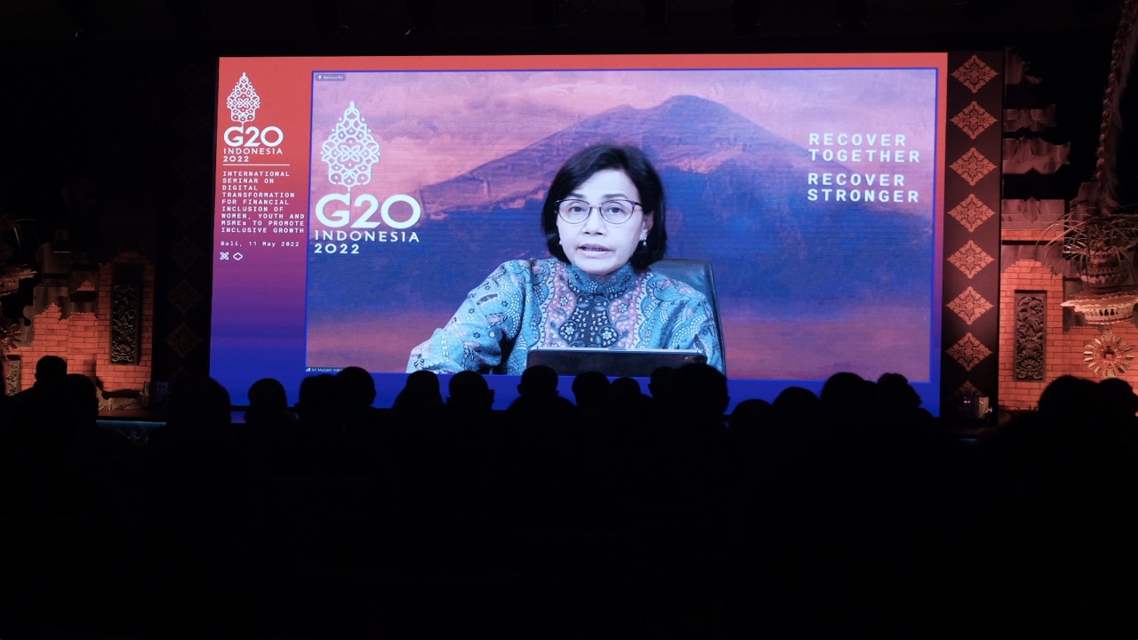 Menteri Keuangan RI, Sri Mulyani Indrawati saat kegiatan seminar internasional bertajuk “Digital Transformation for Financial Inclusion of Women, Youth, and MSMEs to Promote Inclusive Growth” yang digelar secara hybrid di Bali, Rabu(11/5/2022). Foto (Istimewa)