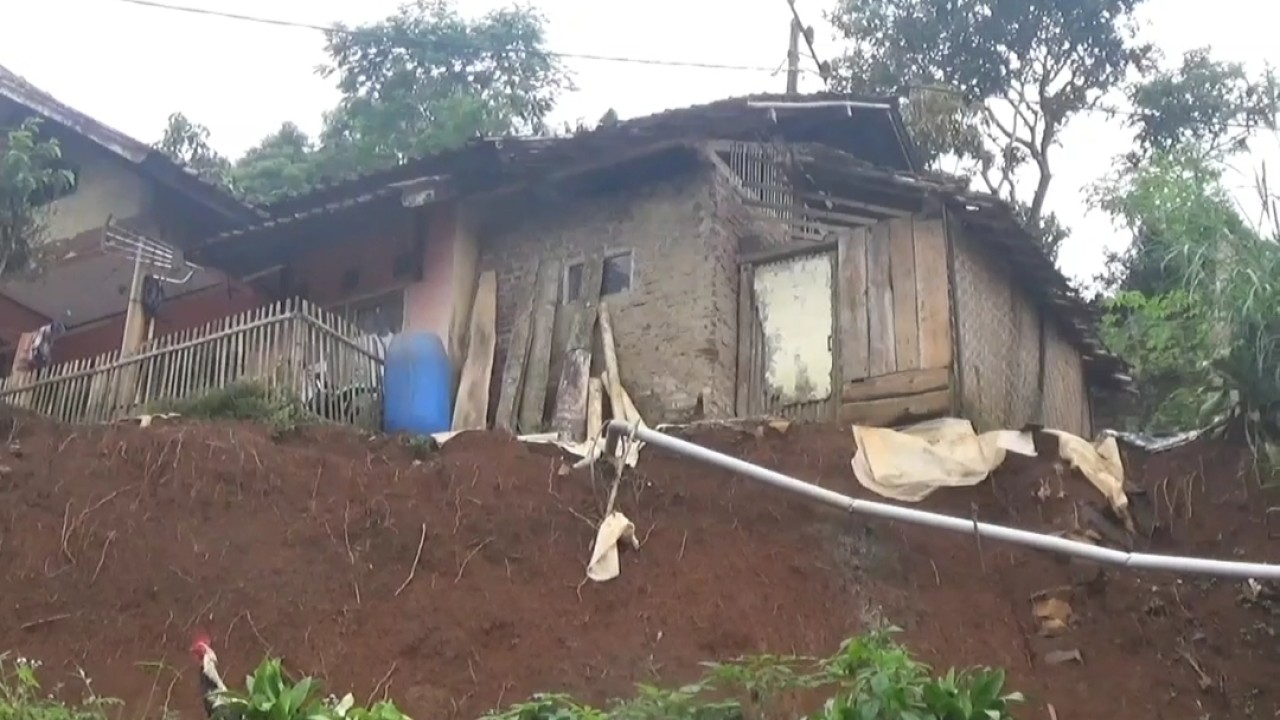 Tanah longsor di pasir Jambu Kabupaten Bandung. foto: Saifal Ode