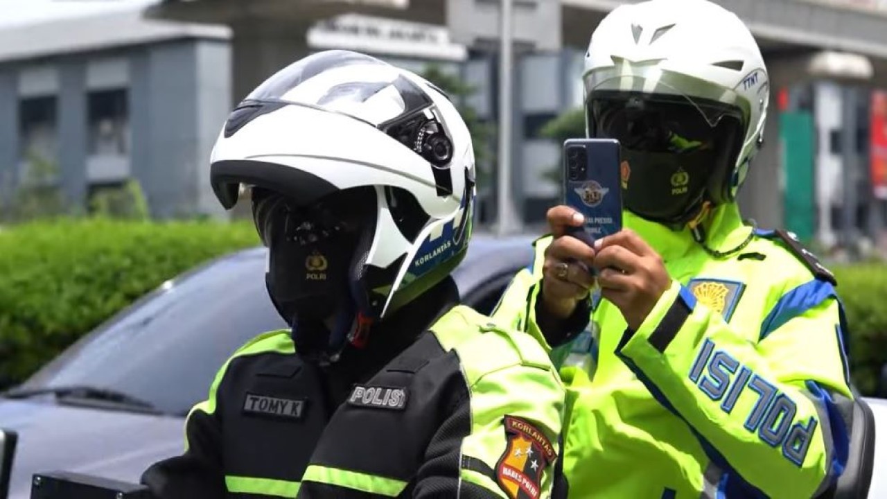 Polisi bisa melakukanpenilangan dengan menggunakan ponsel. (Tangkapan layar NTMC Channel)