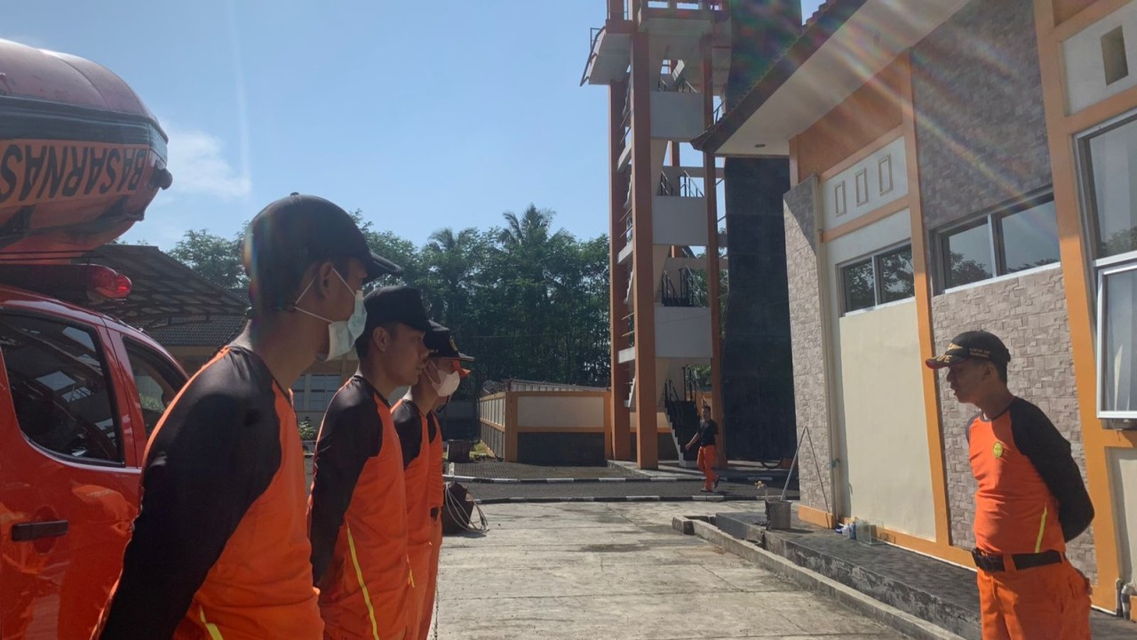 Tim SAR Bandung bersiap melakukan pencarian orang hilang