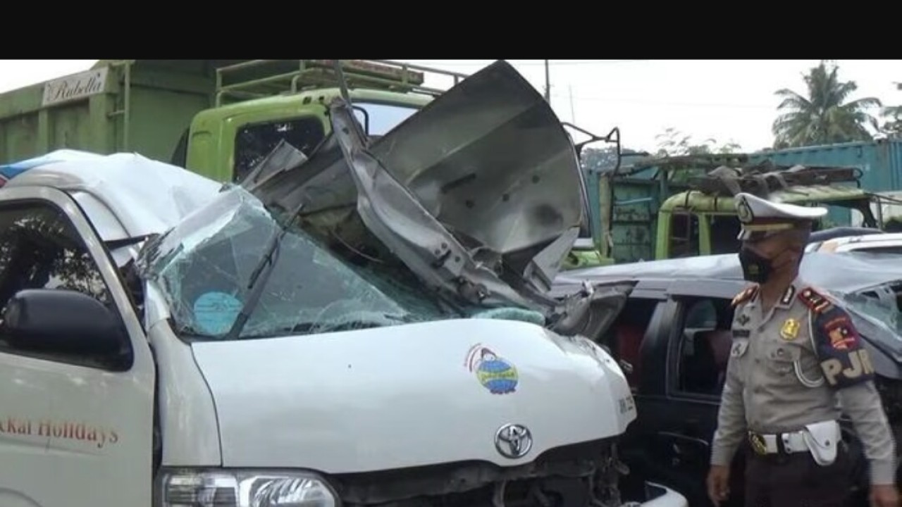 Travel yang terlibat kecelakaan di Tol Cipularang. (Detikcom)