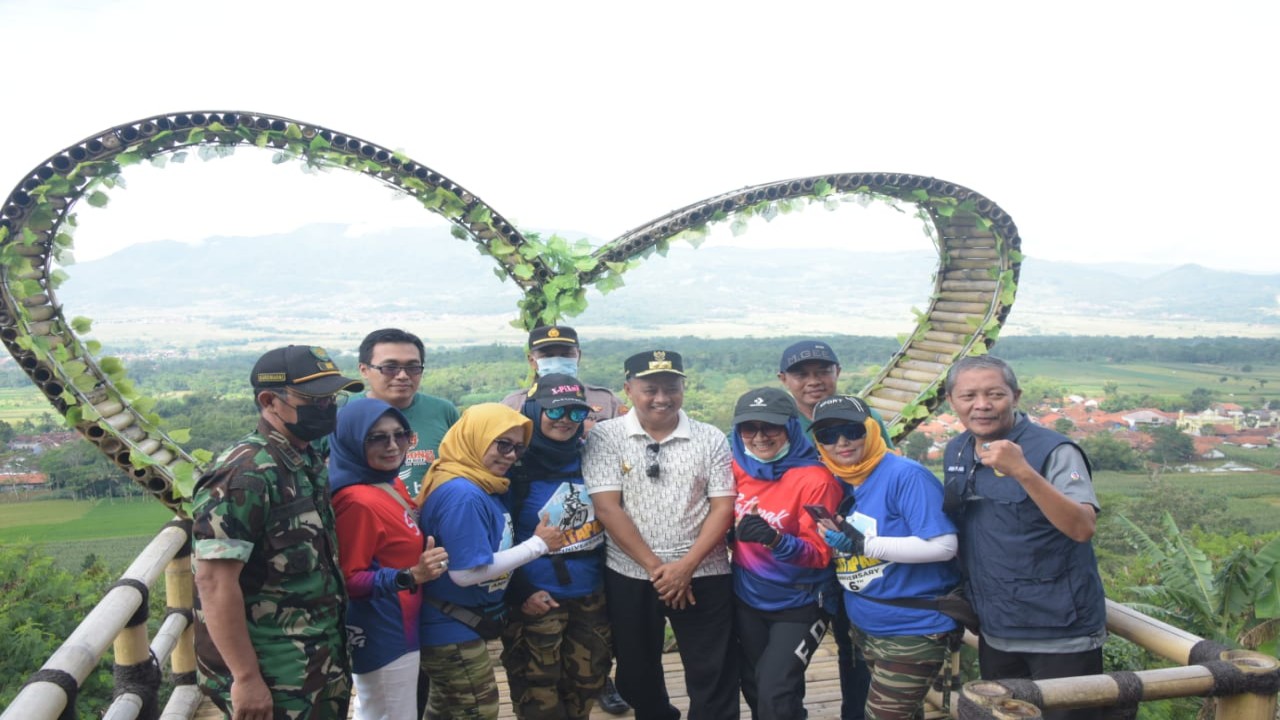 Wakil Gubernur Jabar UU Ruhzanul Ulum ditengah