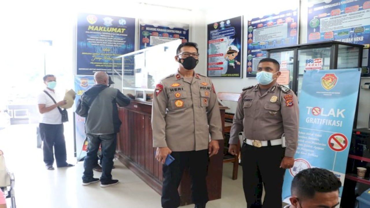 Wakapolda NTT Brigjen Pol.  Heri Sulistianto melakukan kunjungan mendadak ke Samsat Kota Kupang, Kamis (12/5/2022). Foto (Istimewa)