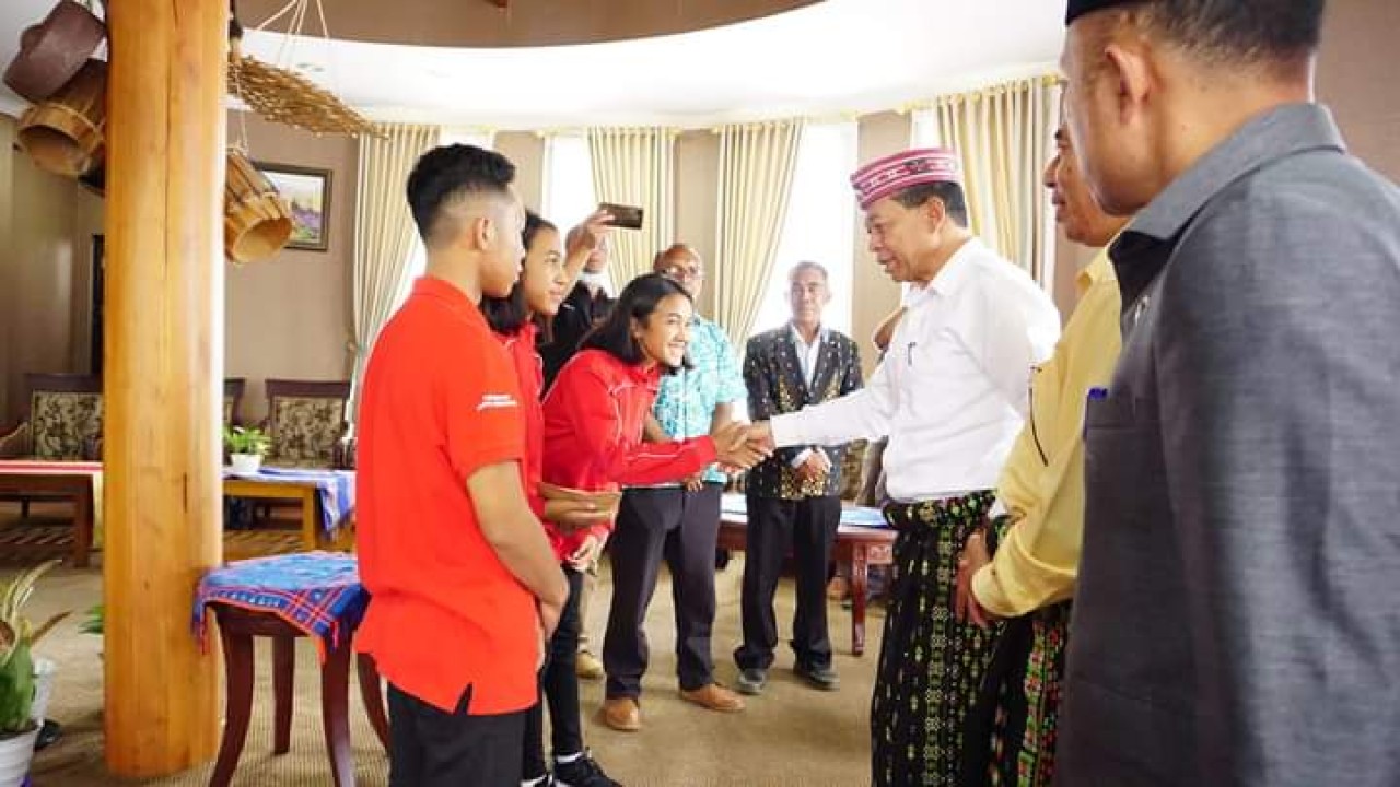 Wakil Bupati Manggarai, Heribertus Ngabut berjabatan tangan dengan para atlet kempo asal Manggarai. Foto (Ist.)