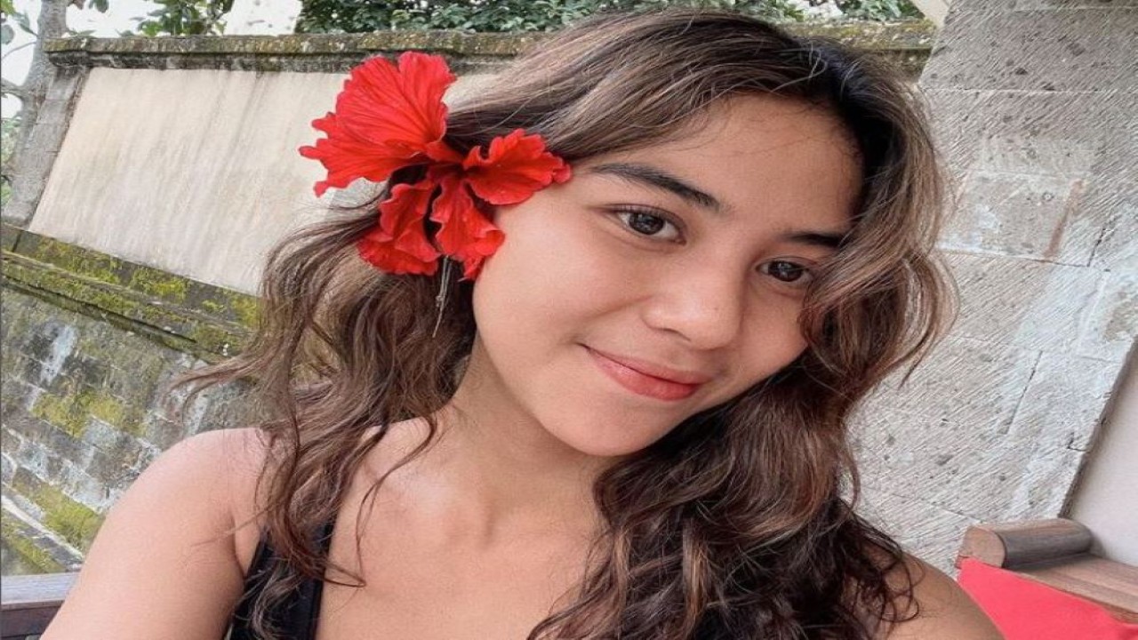 Artis dan model cantik Adinda Thomas. (Instagram @adindathomas)