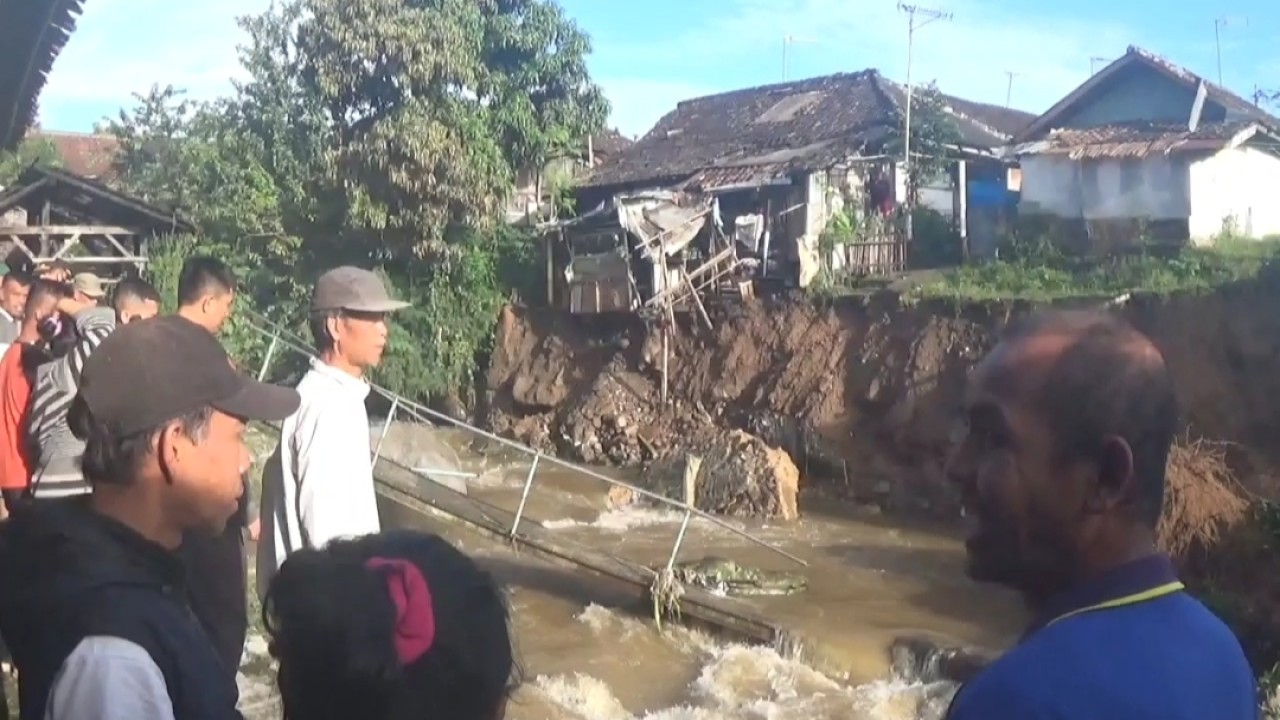 Warga di bantu sungai Ciwidey usai banjir bandang. Foto: Saifal Ode
