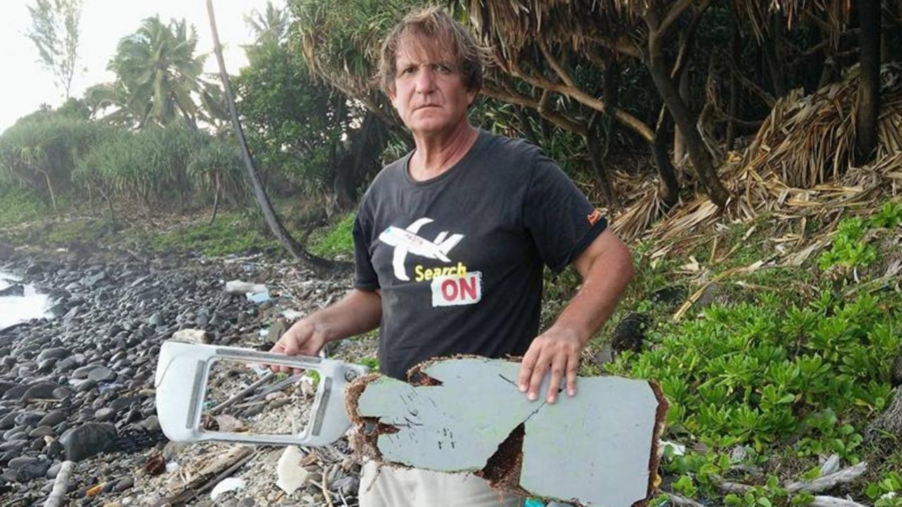 Blaine Gibson memperlihatkan puing-puing pesawat Malaysia Airlines MH370 yang ditemukannya/ist