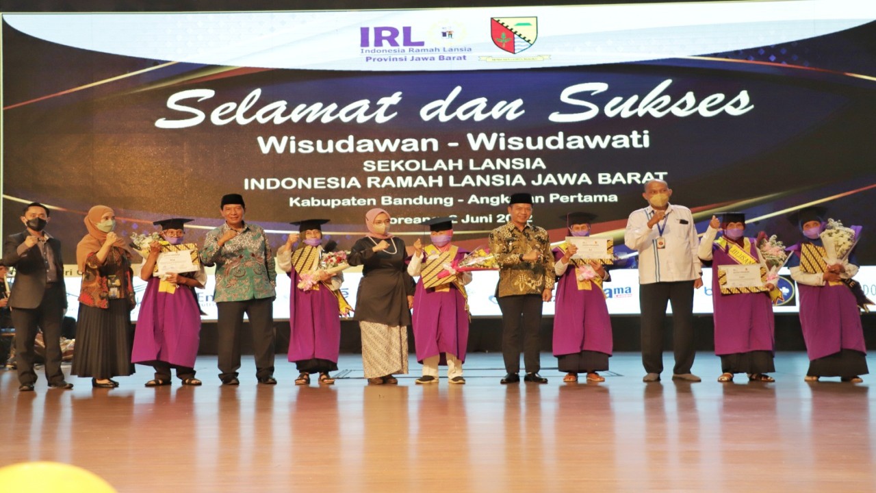 Bupati Bandung wisuda Lansia