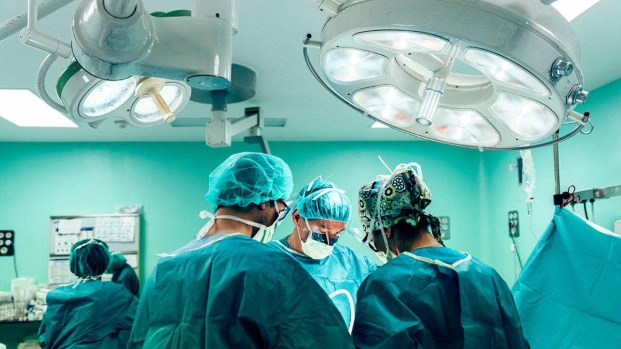 Ilustrasi tim medis sedang melakukan operasi/ist