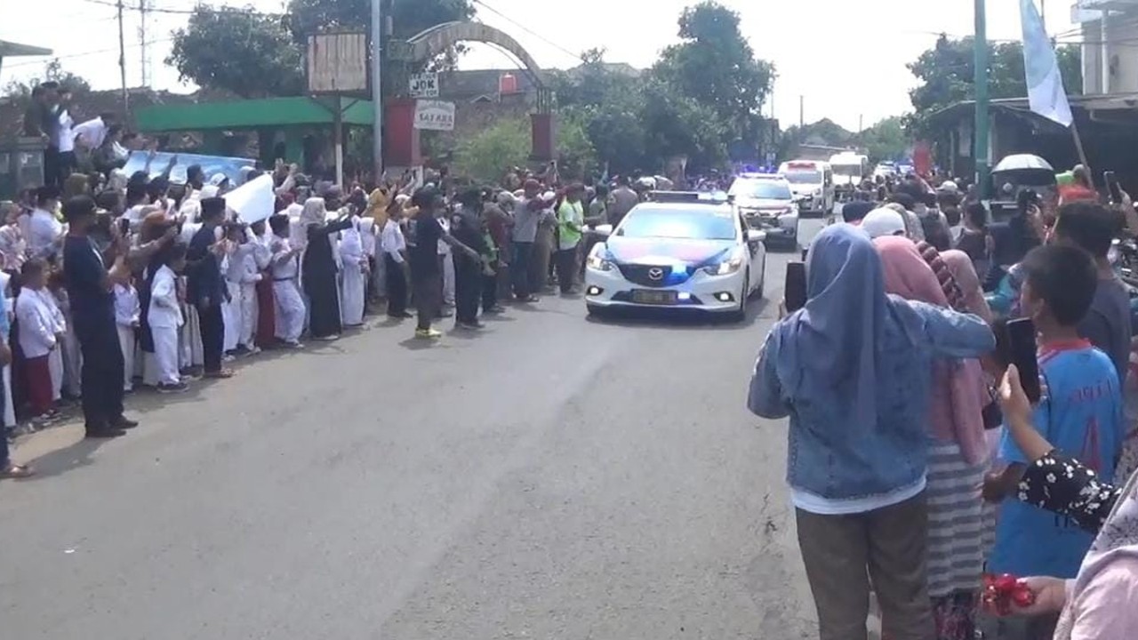 Iringan mobil pengantar Jenazah disambut lantunan shalawat oleh warga dan pelajar di Kabupaten Bandung.