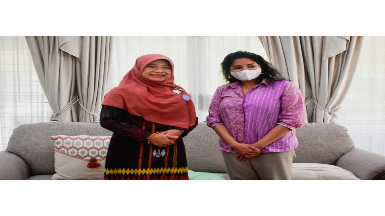 Ketua TP-PKK Provinsi NTB,Niken Saptarini Widiyawati Zulkieflimansyah (Kiri) berpose bersama Wash Spesialist UNICEF, Preetha Prabhakaran Bisht. Foto (Ist)