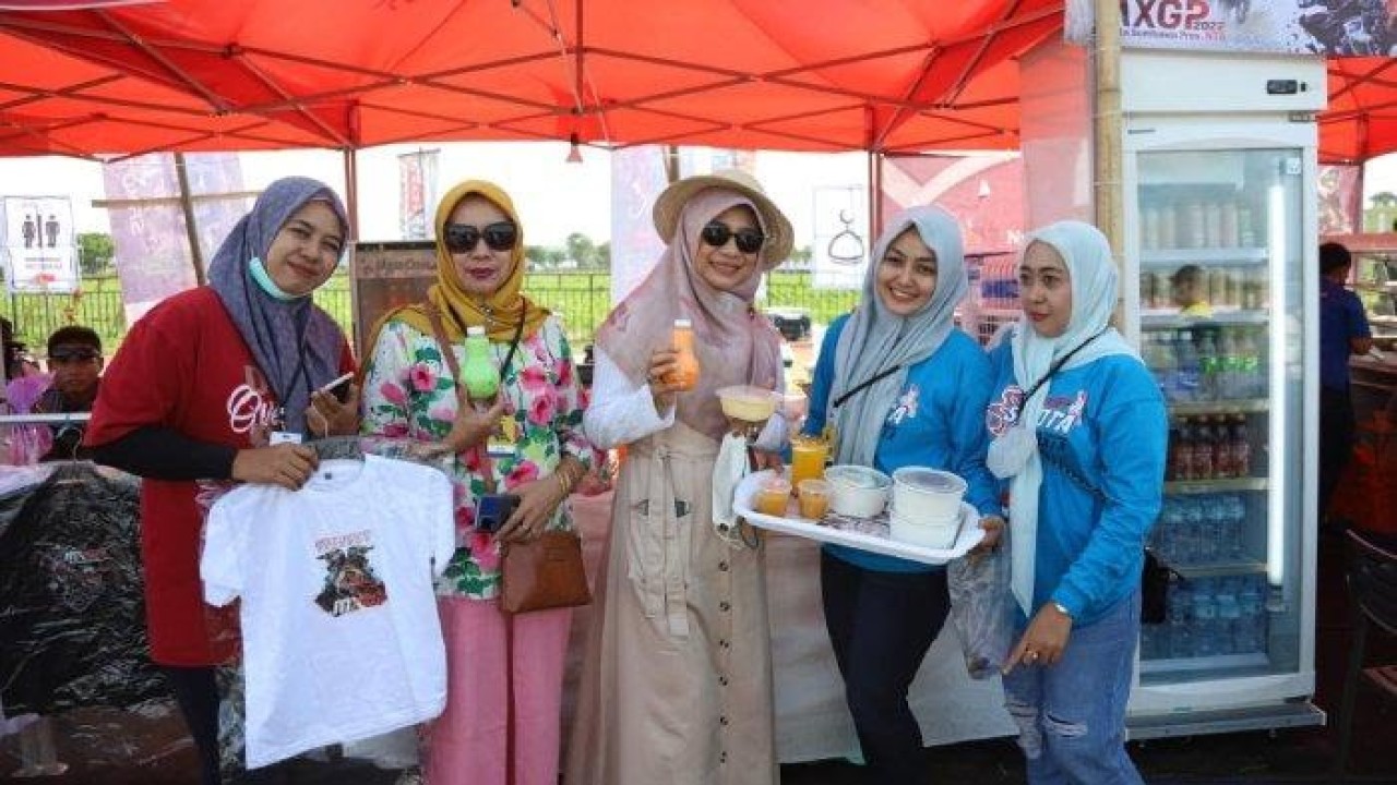 Ketua TP PKK Provinsi NTB Hj Niken Saptarini Widyawati (tengah) mengunjungi salah satu stand UMKM di area MXGP Samota 2022, Sumbawa, NTB, Minggu (26/6/2022). Foto (Ist.)