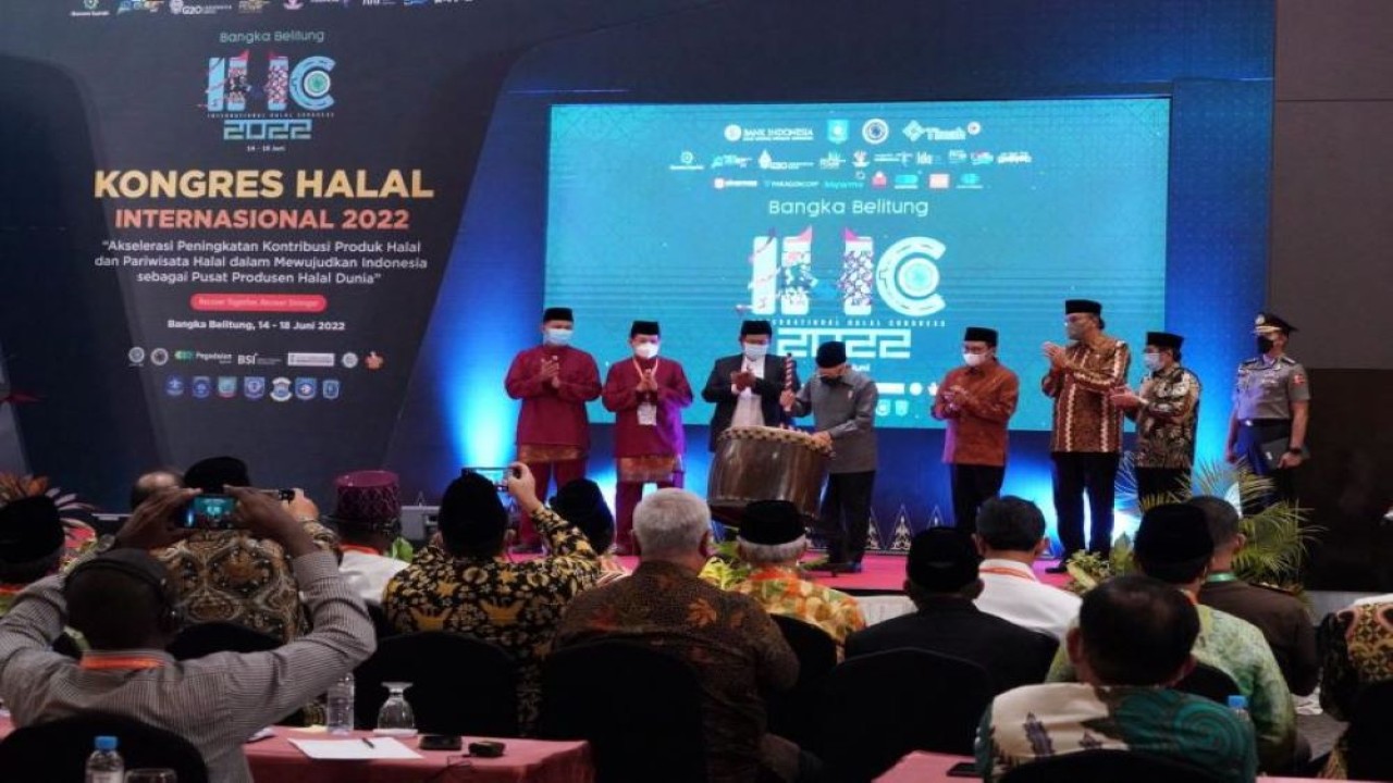 Wapres KH Ma'ruf Amin saat meresmikan pembukaam Kongres Halal Internasional 2022 di Hotel Novotel Bangka, Selasa (14/6/2022). Kongres itu mencetuskan 9 resolusi halal dunia. (BPMI/Setwapres)