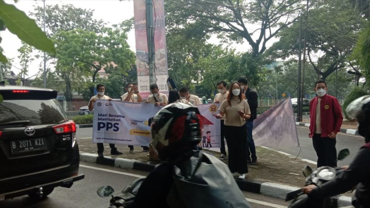 Kepala KPP Pratama Jakarta Cempaka Putih Budiyan turun langsung melakukan sosialisasi melalui kampanye PPS demi meningkatkan kesadaran wajib pajak di sejumlah wilayah di Jakarta Pusat (Jakpus), pada Jumat (17/6/2022). (Adiantoro/NTV)