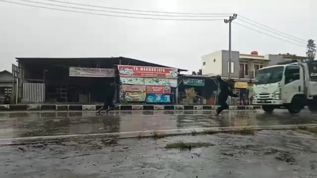 Sejumlah anak menahan mobil truk