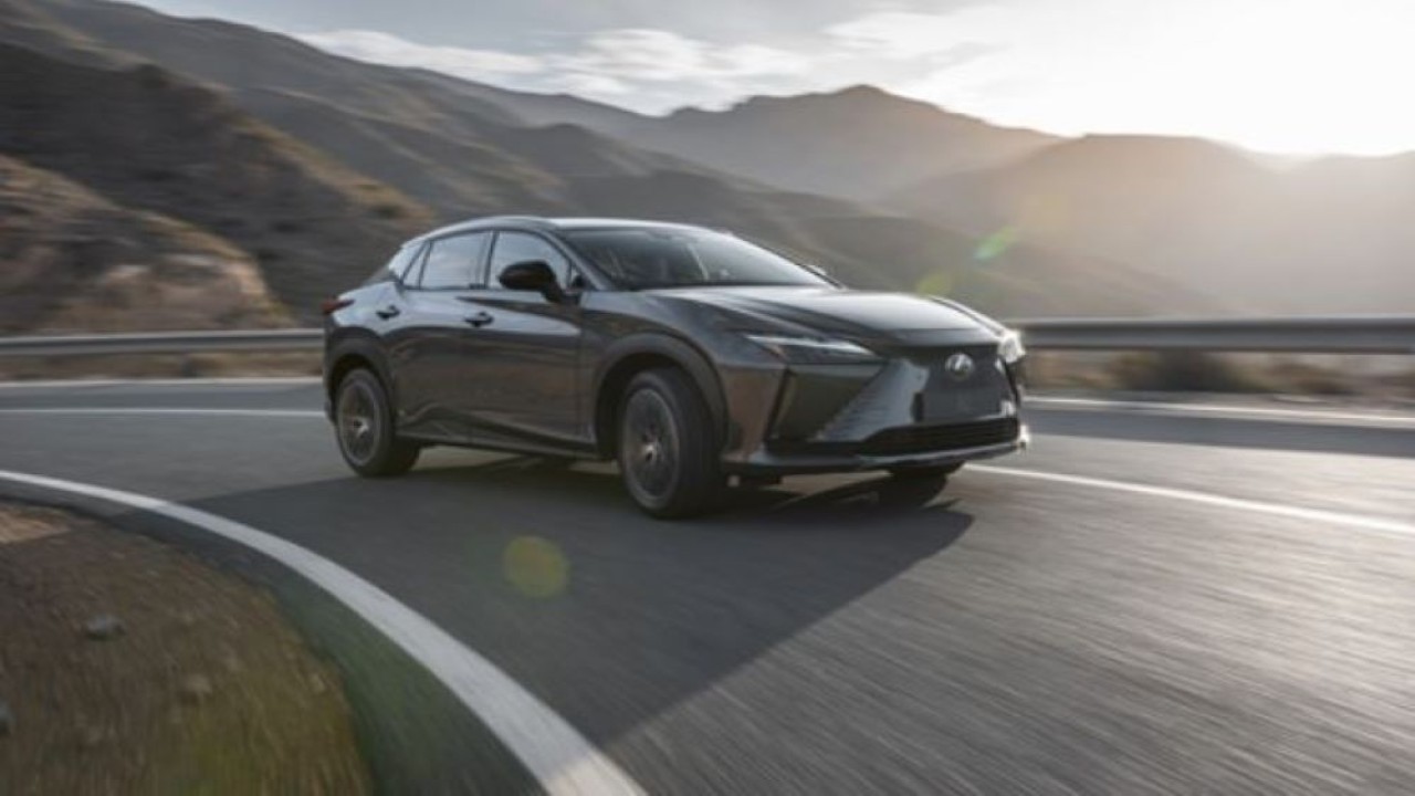 Lexus Korea menampilkan SUV all-electric RZ 450e. (Yonhap)