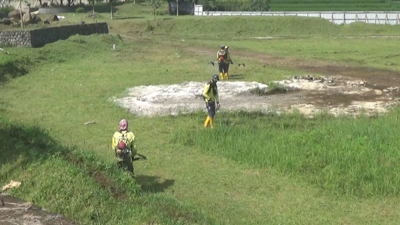 Para pekerja sedang membersihkan rumput di lokasi tempat akan dimakamkan Putra Ridwan Kamil Eril. Foto: Saifal Ode