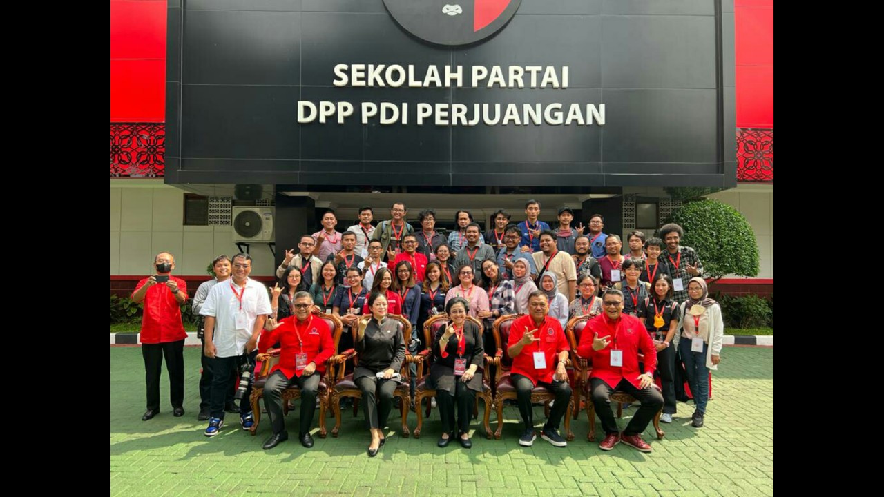 Megawati Soekarnoputri saat berfoto bersama wartawan.