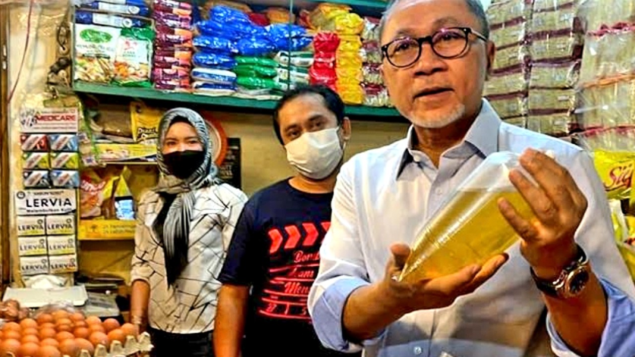 Mendag Zulhas saat meninjau harga minyak goreng di pasar/net