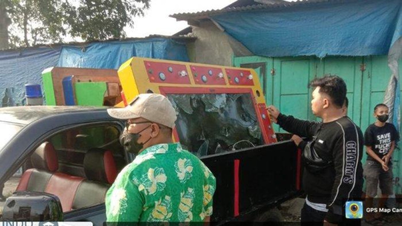 Mesin judi yang dihancurkan emak-emak diangkut ke kantor polisi/ist