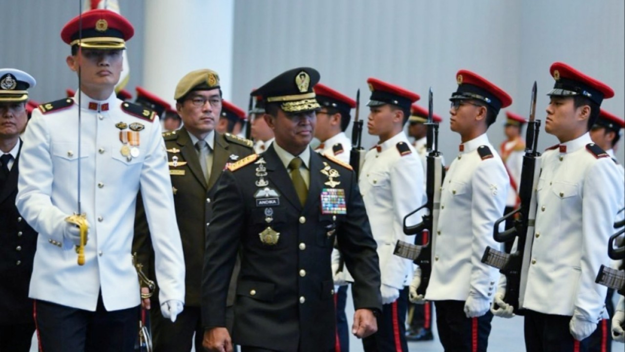 Panglima TNI Jenderal Andika Perkasa dianugerahi penghargaan militer bergengsi Singapura yakni Pingat Jasa Gemilang (Tentera) atau Medali Layanan Berjasa (Militer) dari Presiden Singapura Halimah Yacob/Instagram
