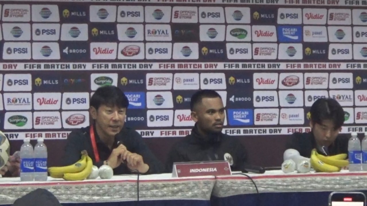 Pelatih Timnas Indonesia Shin Tae-Yong saat konferensi pers usai laga Indonesia vs Bangladesh di satadion si Jalak Harupat. Foto: Saifal Ode