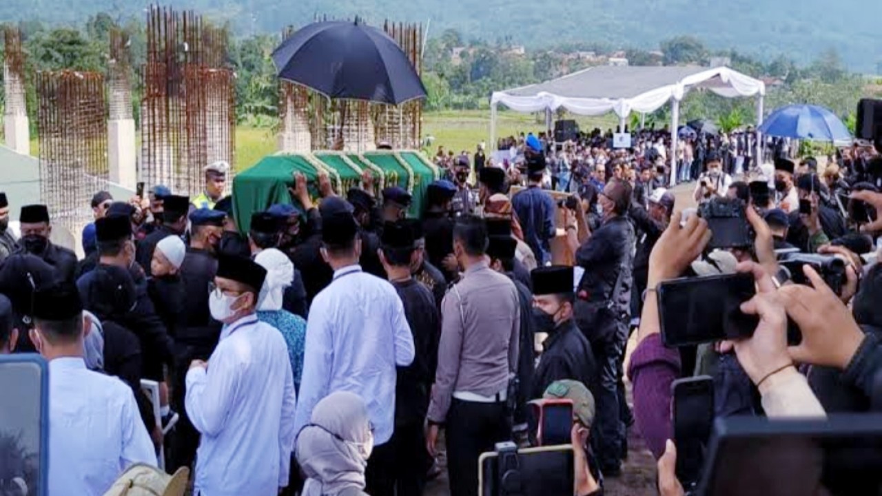 Suasana pemakaman Eril/net