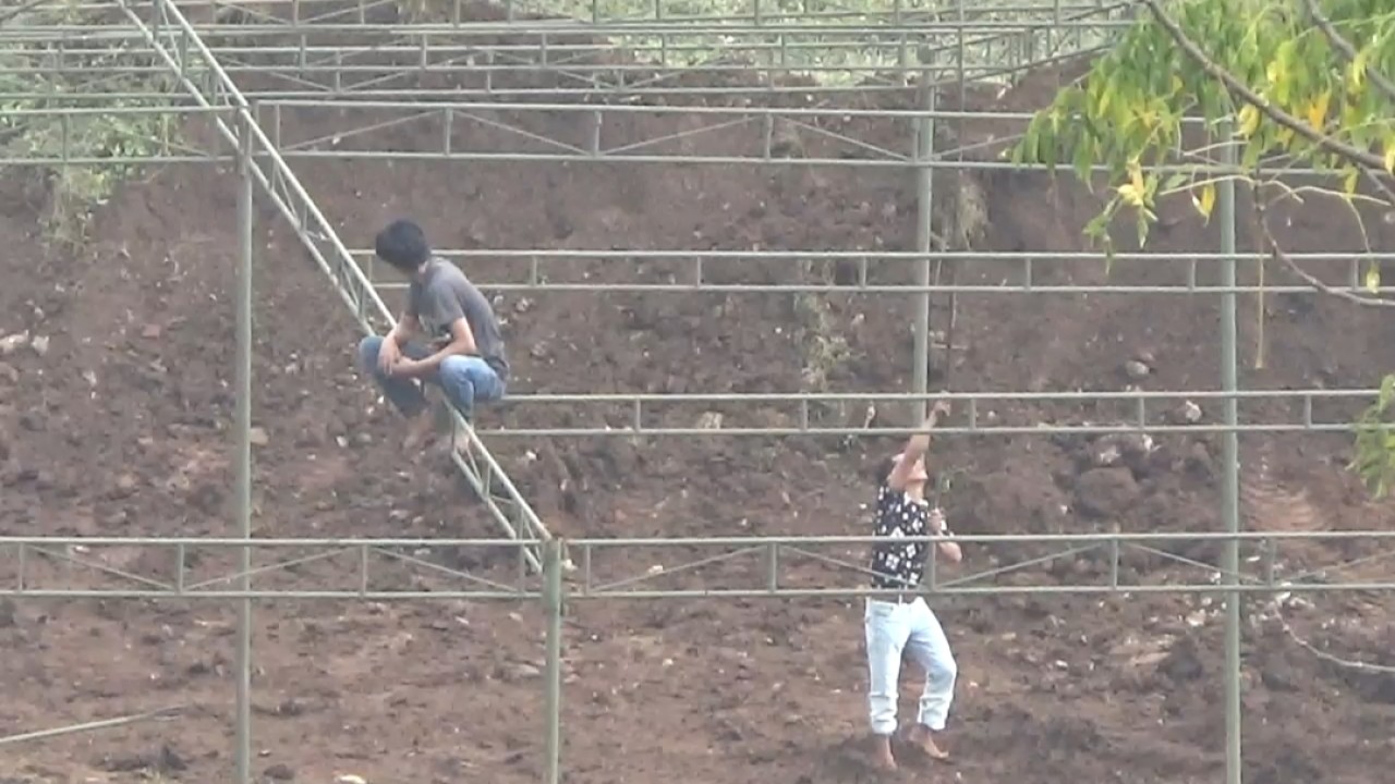 Pemasangan tenda dilokasi pemakaman Eril. Foto: Saifal Ode