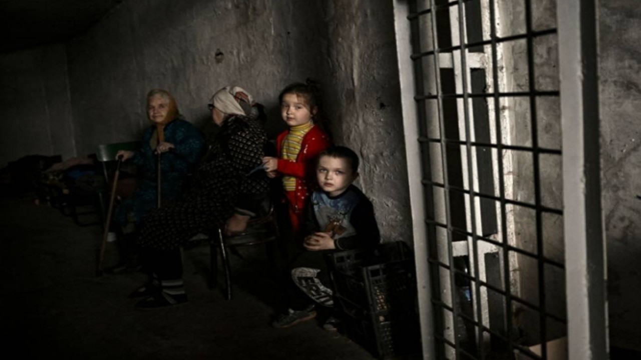 Orang-orang tinggal di tempat perlindungan untuk dilindungi dari penembakan di kota Lysychansk di wilayah Donbas, Ukraina timur, pada 7 Juni 2022.(foto: AFP)