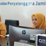 Petugas BPJS Kesehatan sedang melayani masyarakat-1654410700