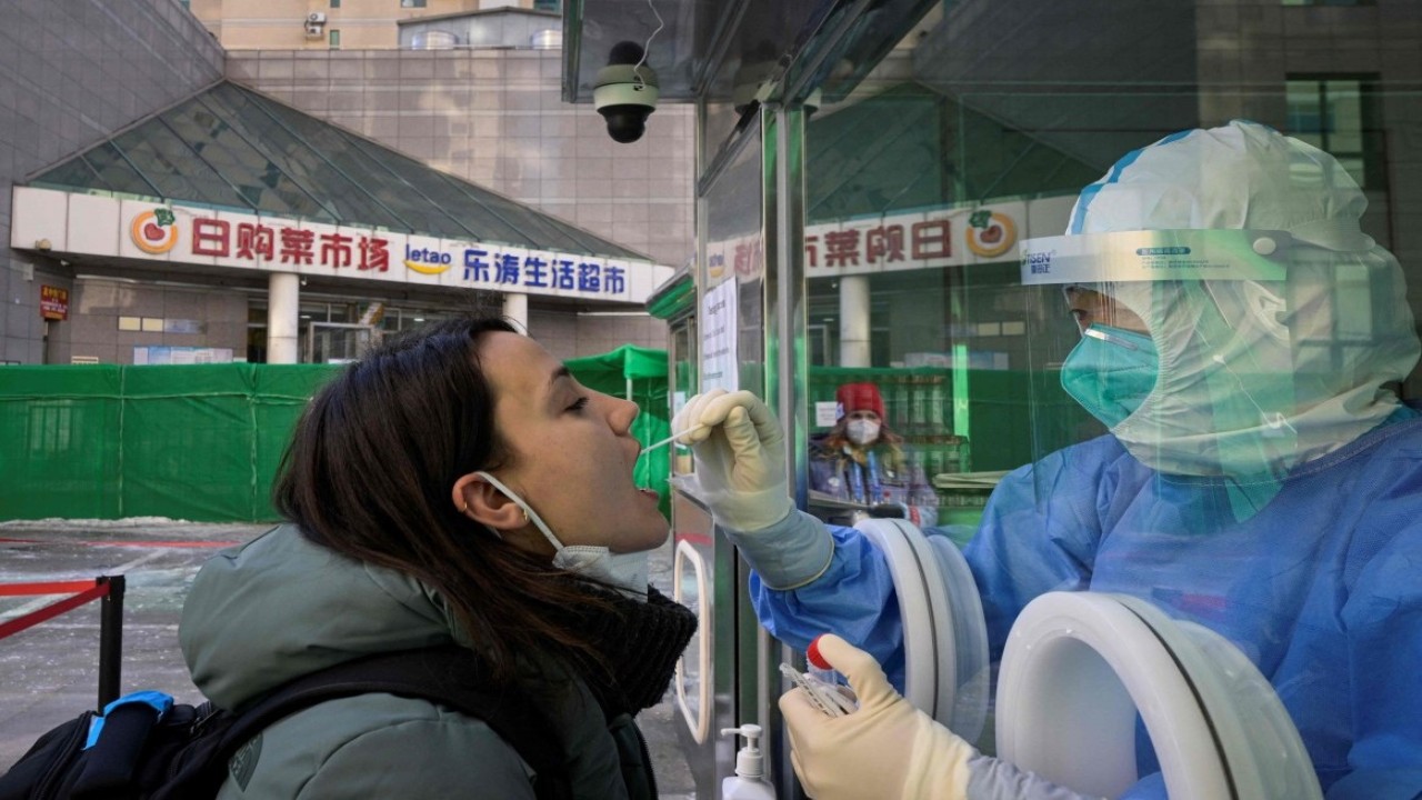 Petugas sedang melakukan pemeriksaan covid-19/ist