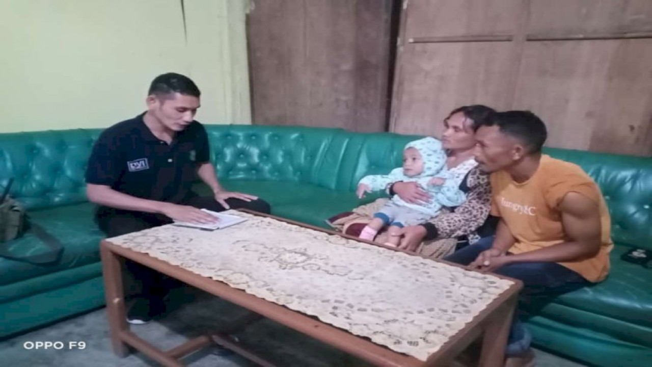 Kasiedokkes Polres Manggarai Timur, Bripka Heribertus A. B. Tena mengunjungi rumah Emanuel Jeantus Johan (3), balita yang menderita lumpuh. Foto (Istimewa)