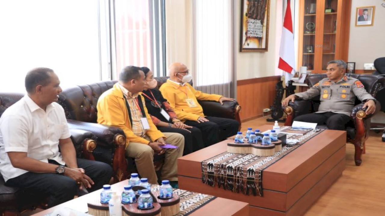 Kapolda NTT Irjen Pol Setyo Budiyanto, menerima kunjungan dari Majelis Sinode Gereja Masehi Injili Timor (GMIT). Foto (Ist.)