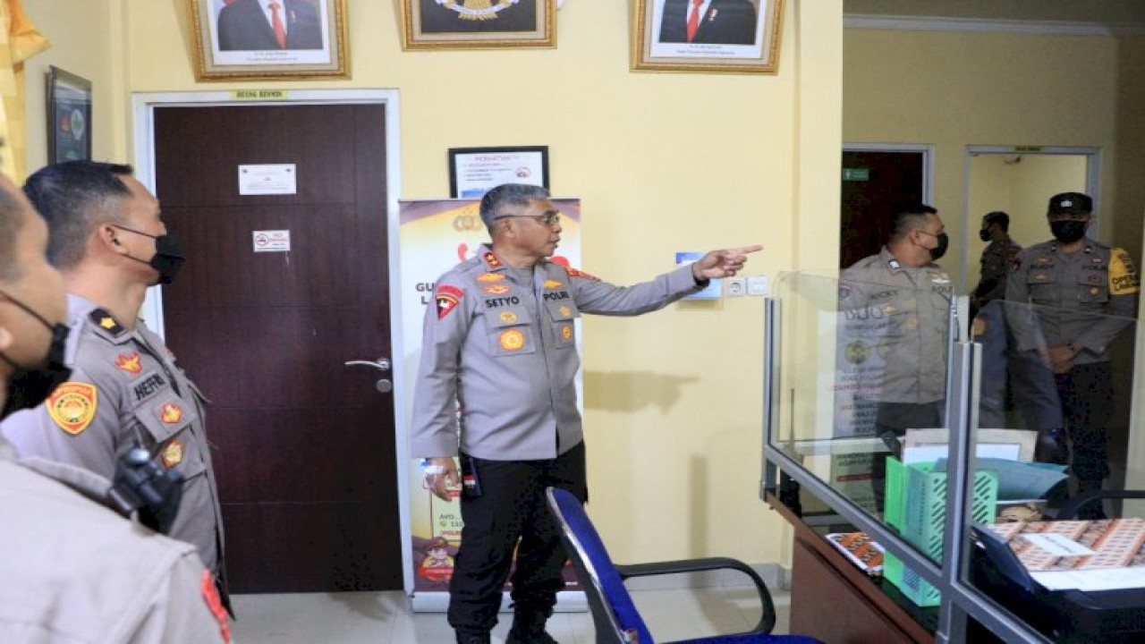 Kapolda Budiyanto saat melakukan pengecekan ruang pelayanan di Mapolda NTT. Foto (Istimewa)