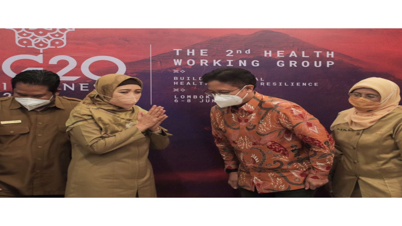 Wakil Gubernur NTB, Sitti Rohmi Djalilah saat bertemu Menteri Kesehatan Budi Gunadi Sadikin di Hotel Aruna, Senggigi, Senin (6/6/2022).  Foto (Istimewa)