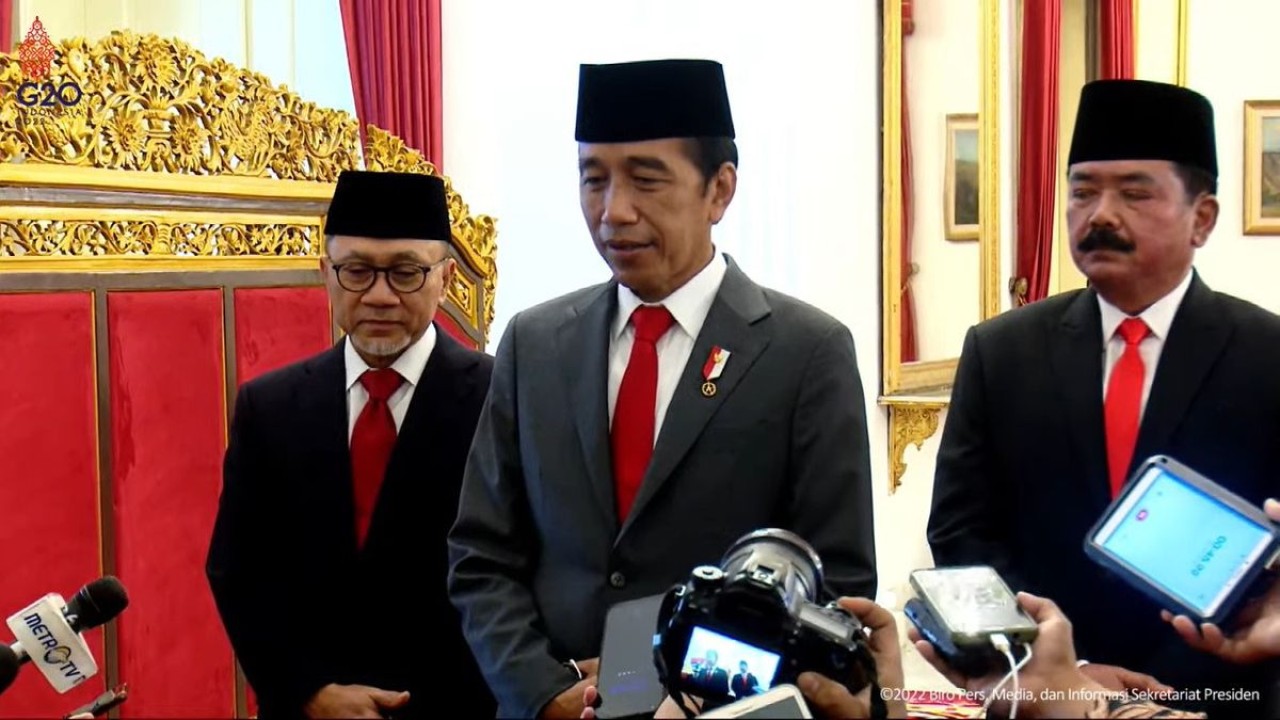 Presiden Joko Widodo bersama Mendag Zulkifli Hasan (kiri) dan Menteri ATR/BPN Hadi Tjahjanto/ist