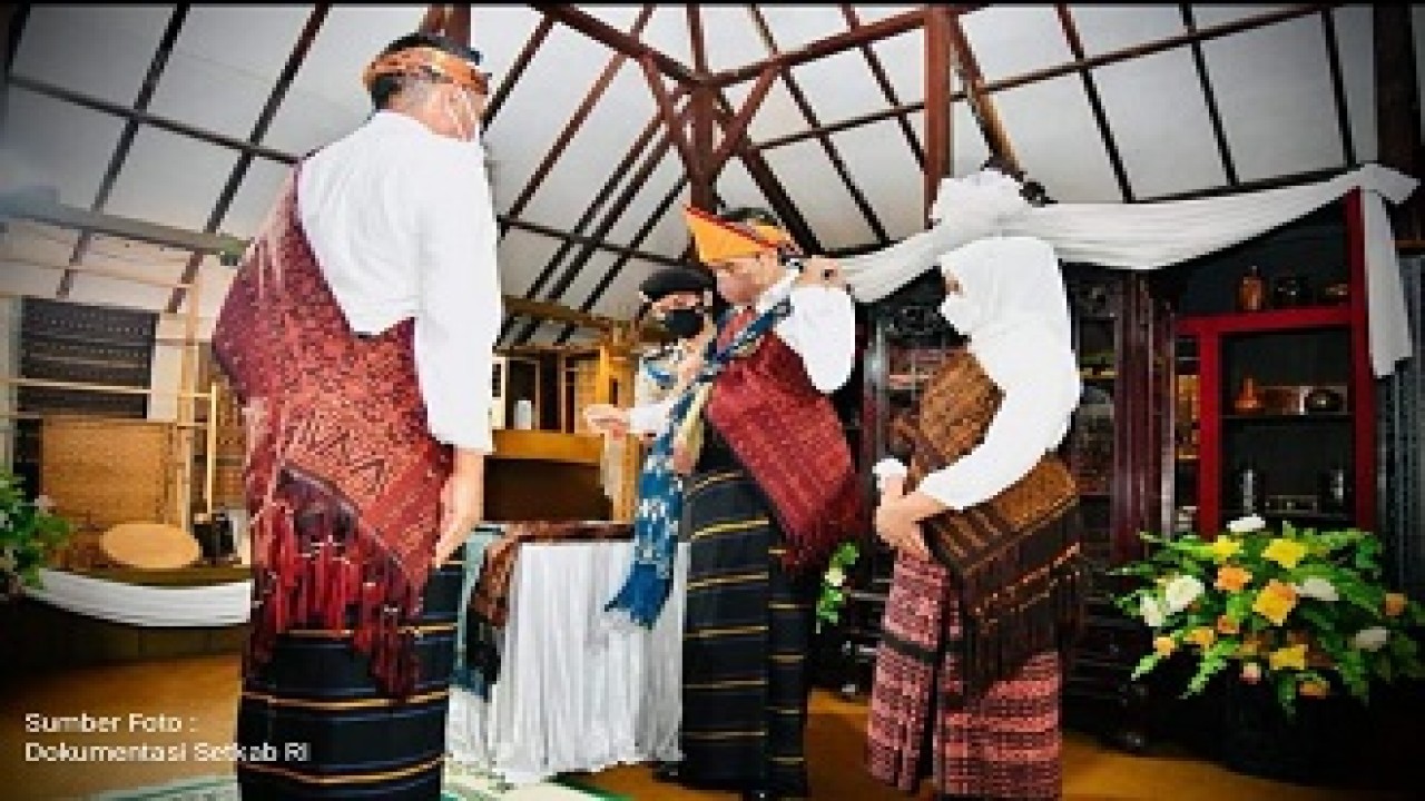 Presiden Jokowi saat menerima gelar adat sebagai Mosalaki Ulu Bewa Eku Beu di Kabupaten Ende, Provinsi NTT. Foto (Istimewa)
