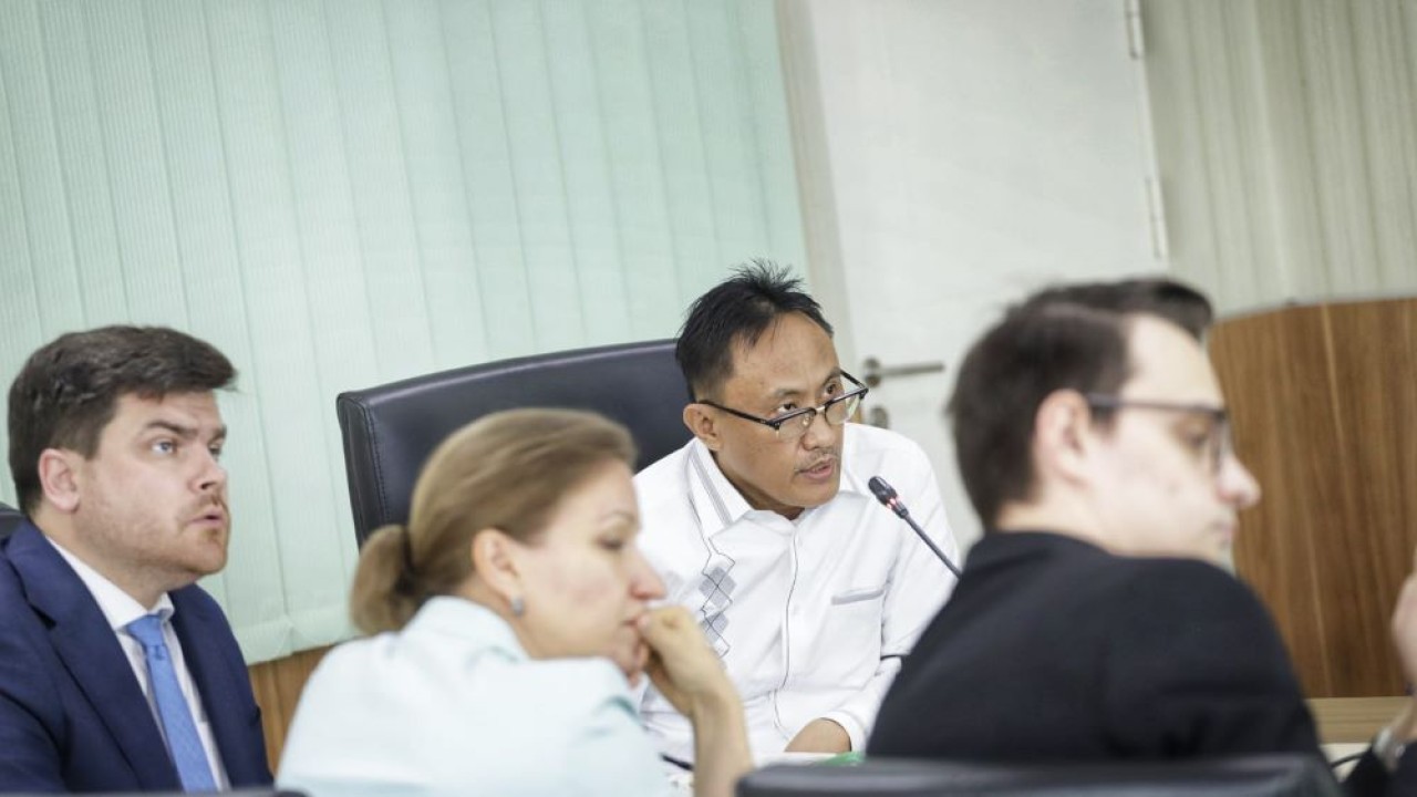 Kepala BPJPH Kemenag Aqil Irham membahas kerja sama jaminan produk halal dengan perwakilan pemerintah Rusia, di Kantor BPJPH, Jakarta, Senin (20/6/2022). (Humas Kemenag)