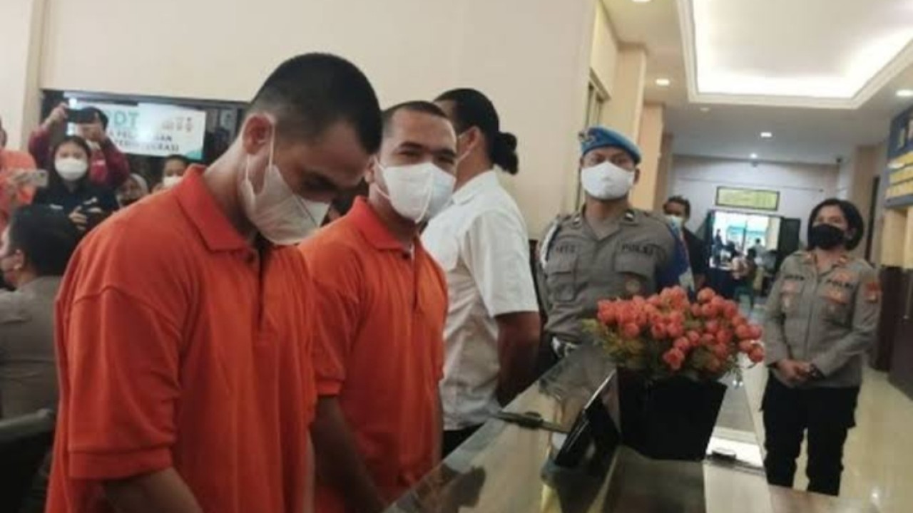 Putra Siregar dan Rico Valentino kenakan baju orange/net