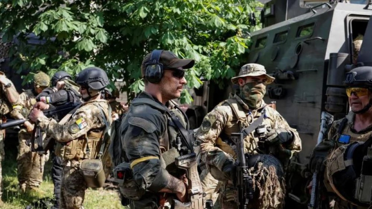 Anggota unit sukarelawan asing yang bertempur di tentara Ukraina berdiri di samping kendaraan, saat serangan Rusia ke Ukraina berlanjut, di Sievierodonetsk, wilayah Luhansk, Ukraina pada 2 Juni 2022. (Reuters)