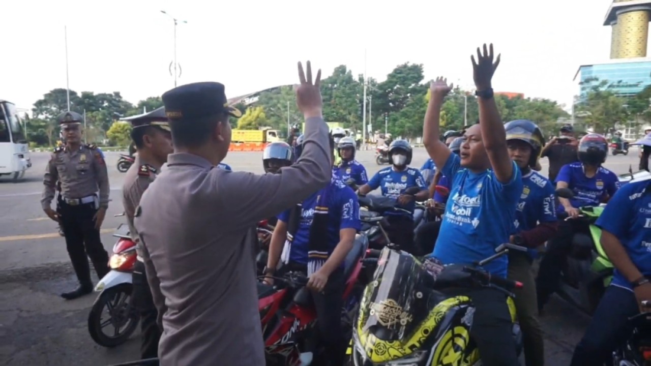 Polisi putarbalikan Suporter Persib